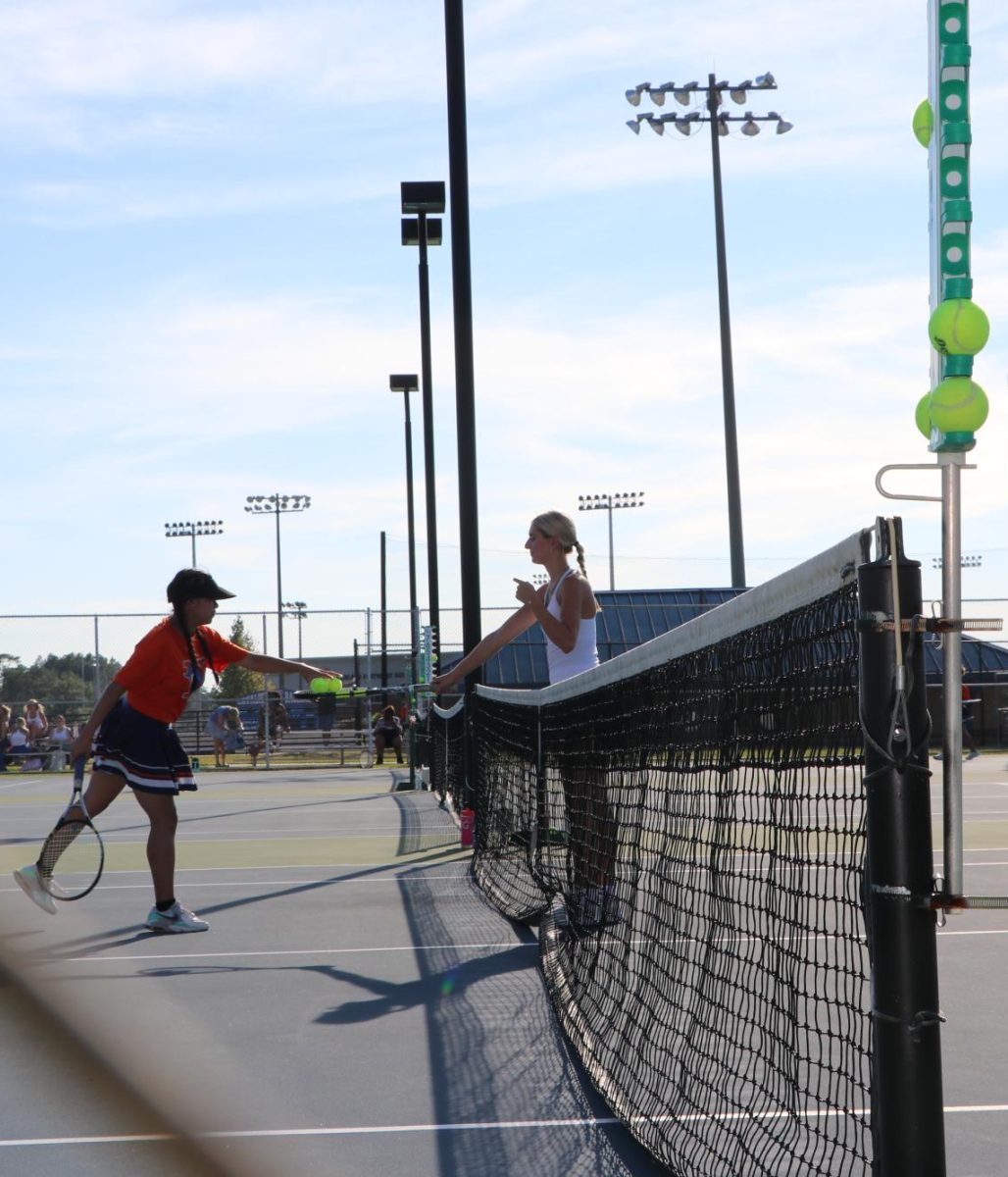 Junior Fabiola Gutierrez-Morente exchanges balls with opponent