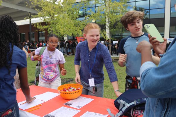 Mock Trial members hand out treats to interested students. 