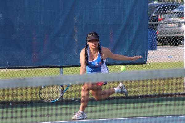 Senior Fabiola Gutierrez-Morente runs towards the ball.