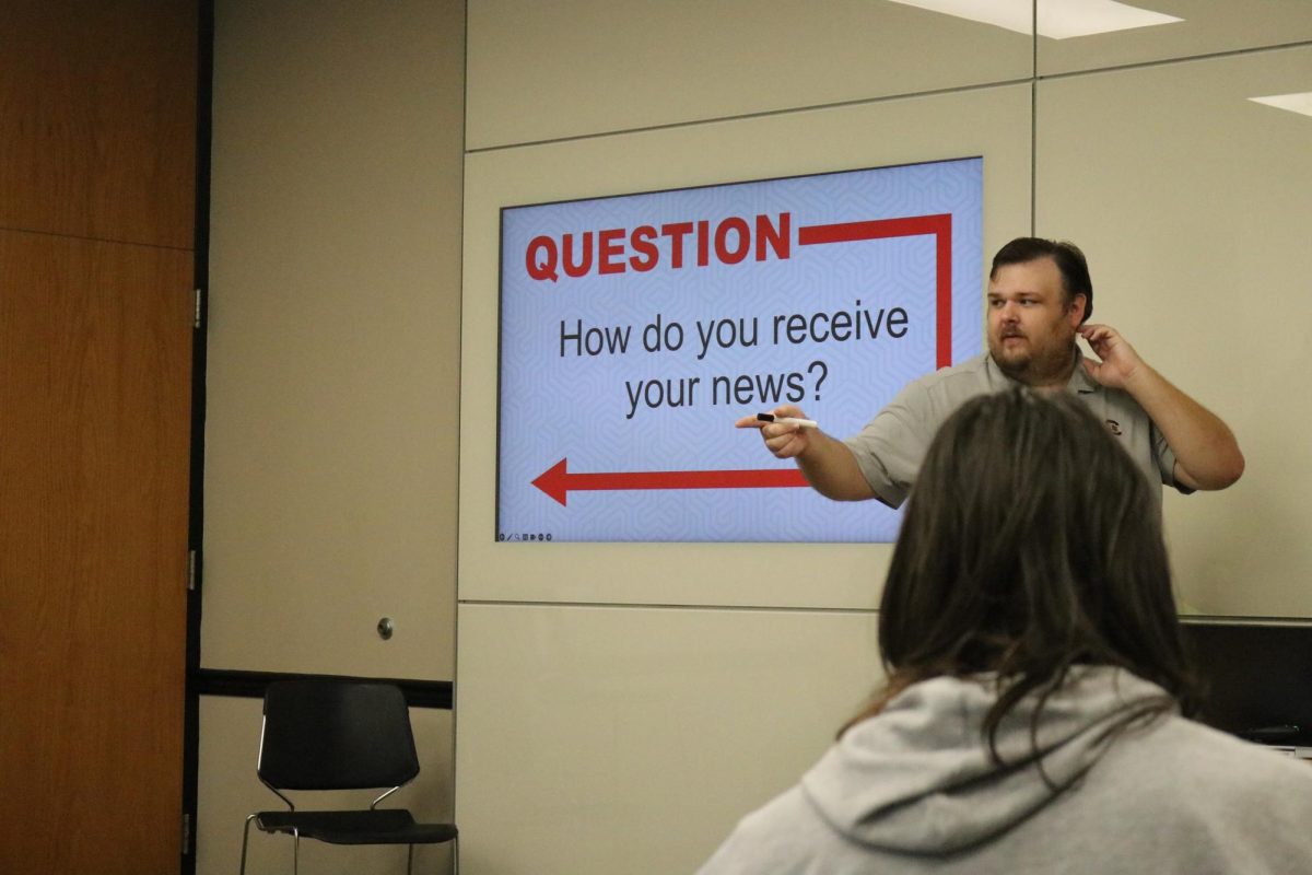 Jesse Breazeale, Digital Media Content Coordinator of the USC Alumni Association, teaches a class on digital platforms for storytelling.
