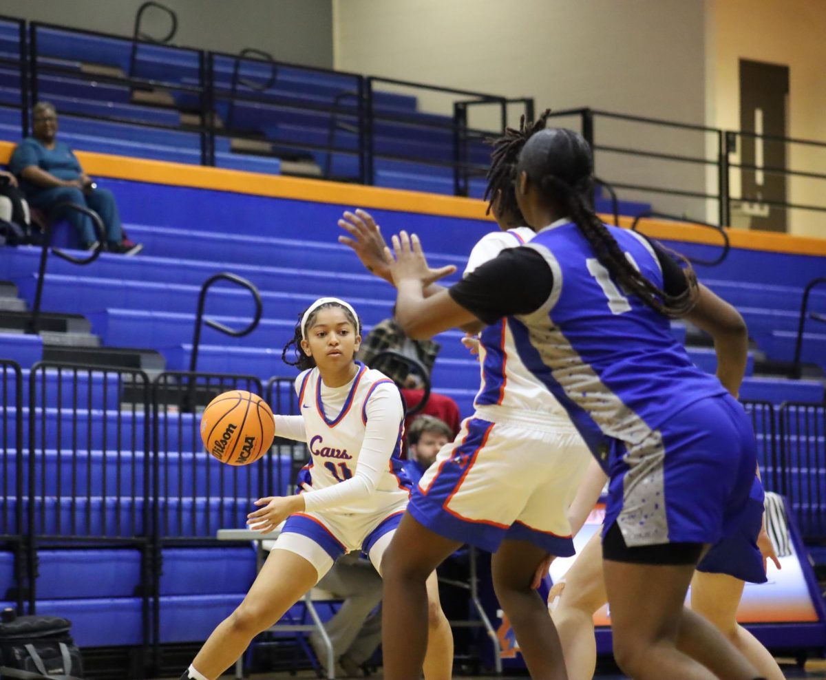 Junior Melanie Walker with the ball for the Cavaliers.

Melanie Walker, de tercer año, con el balón para los Cavaliers.
