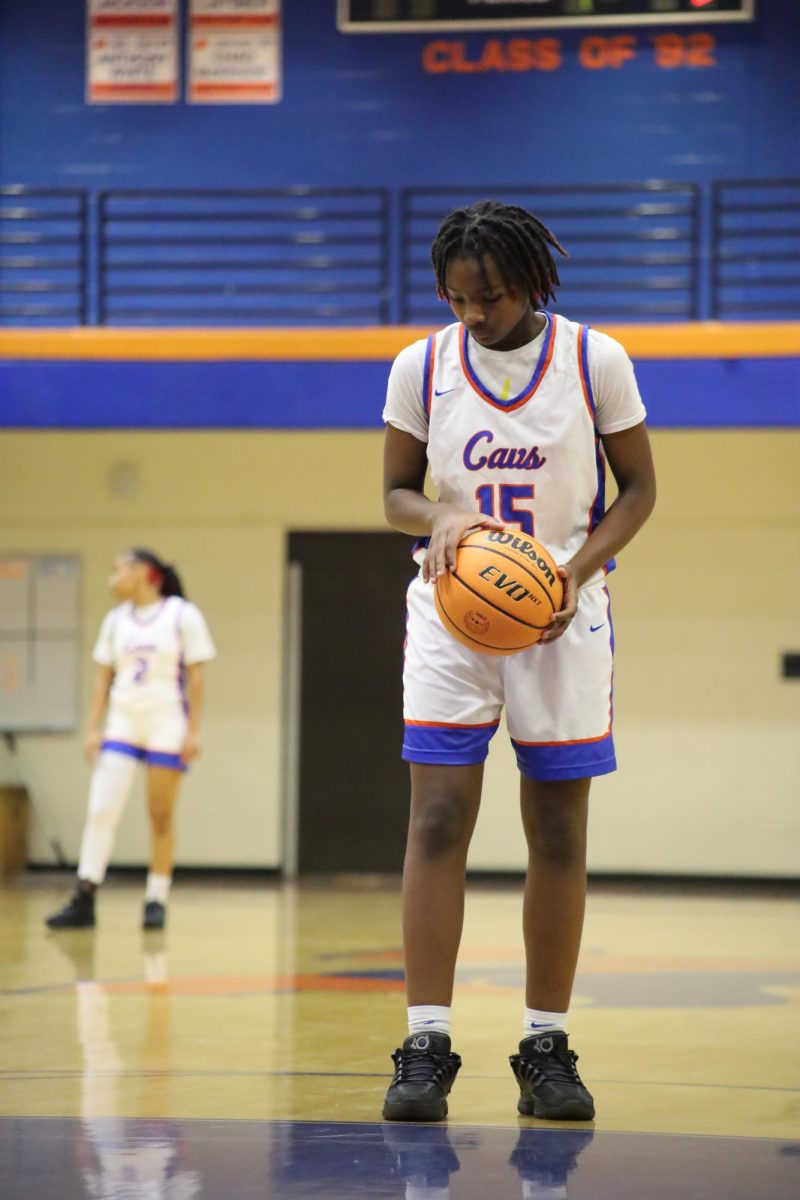Eighth grader Breasia Belk stands at the line to shoot a free throw.

Breasia Belk, alumna de octavo grado, se coloca en la línea para lanzar un tiro libre.