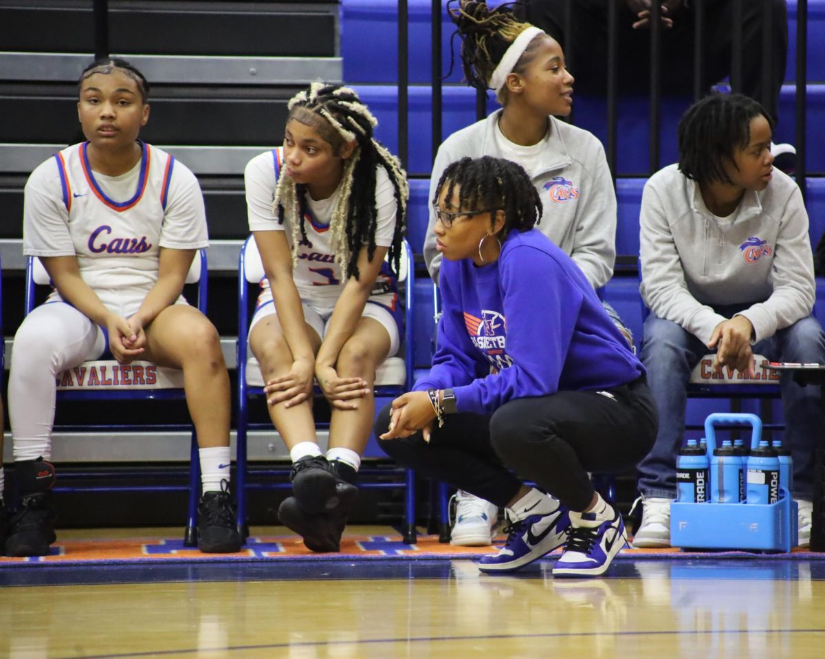 Coach Cicely Jenkins talks with one of her players. La entrenadora Cicely Jenkins conversa con una de sus jugadoras.