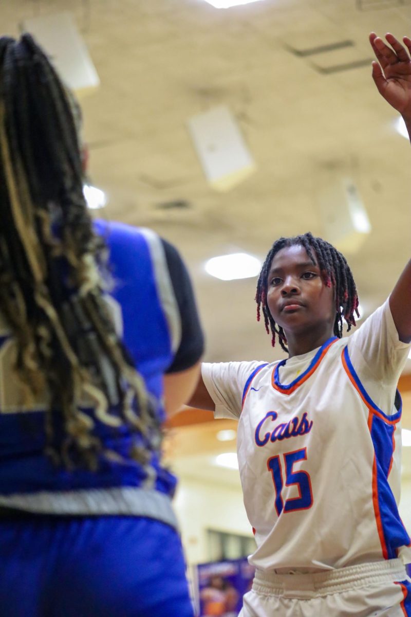 Eighth grader Breasia Belk defends against her opponent.

Breasia Belk, alumna de octavo grado, se defiende de su oponente.