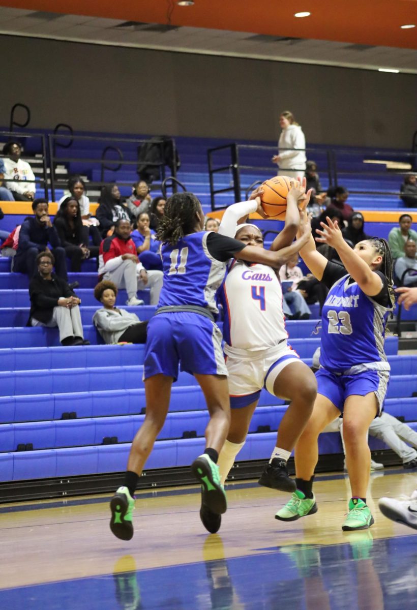 Junior LaTia Ray trying to score on their opponent. 

La jugadora junior LaTia Ray intenta anotar contra su oponente.