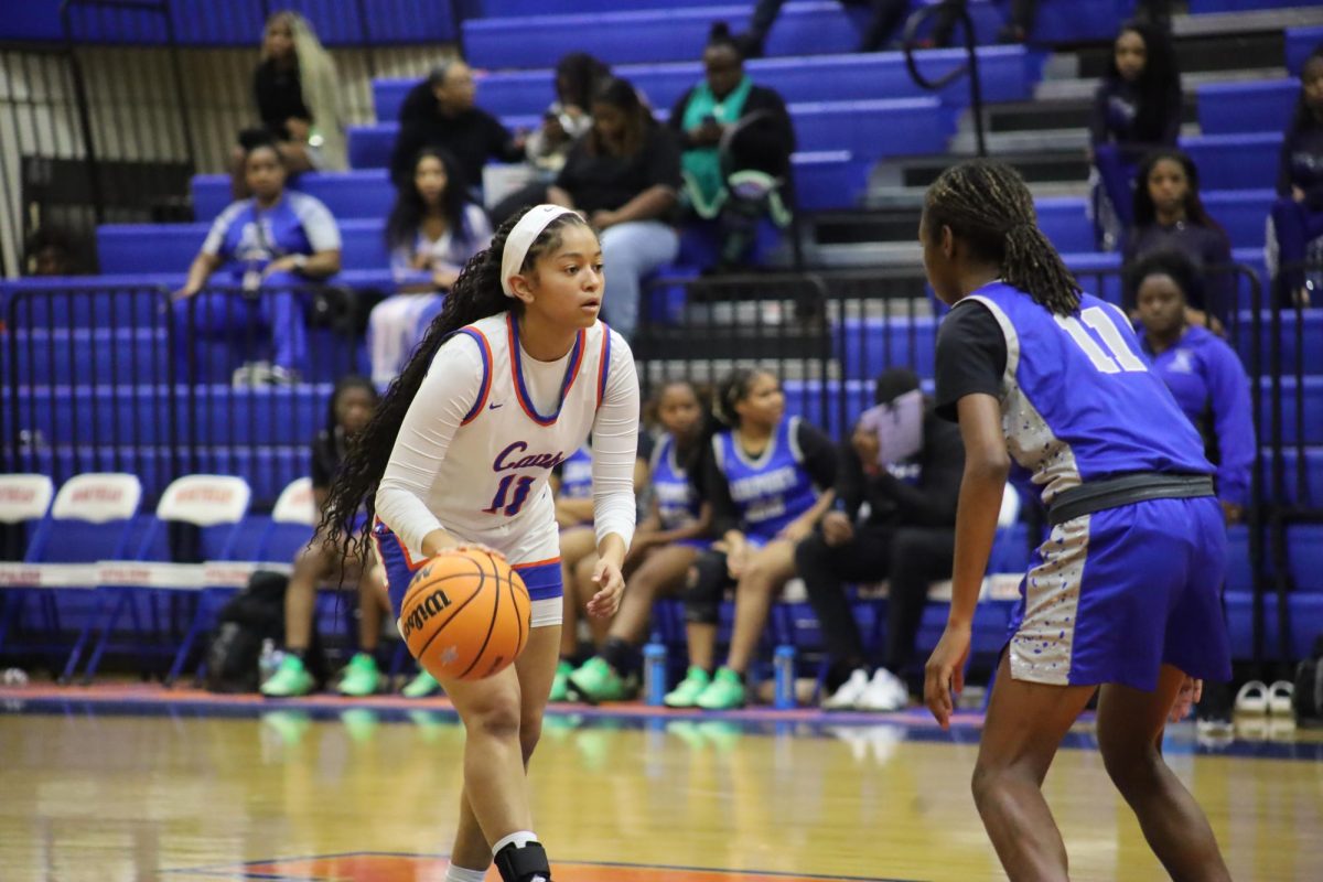 Junior Melanie Walker with ball for the Cavaliers.

Melanie Walker, de tercer año, con el balón para los Cavaliers.