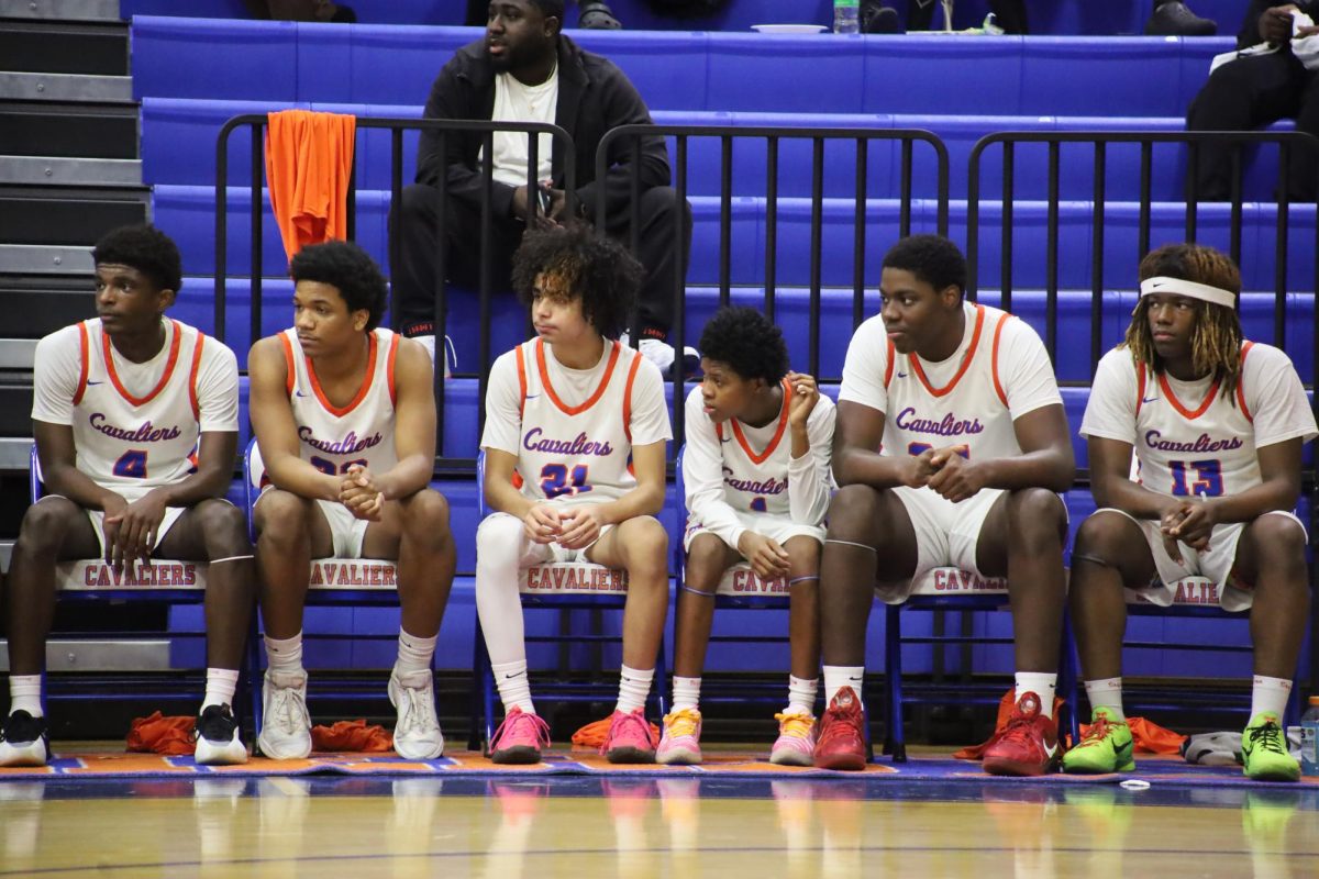 Northeast players sit on the bench.

Los jugadores del noreste se sientan en el banquillo.