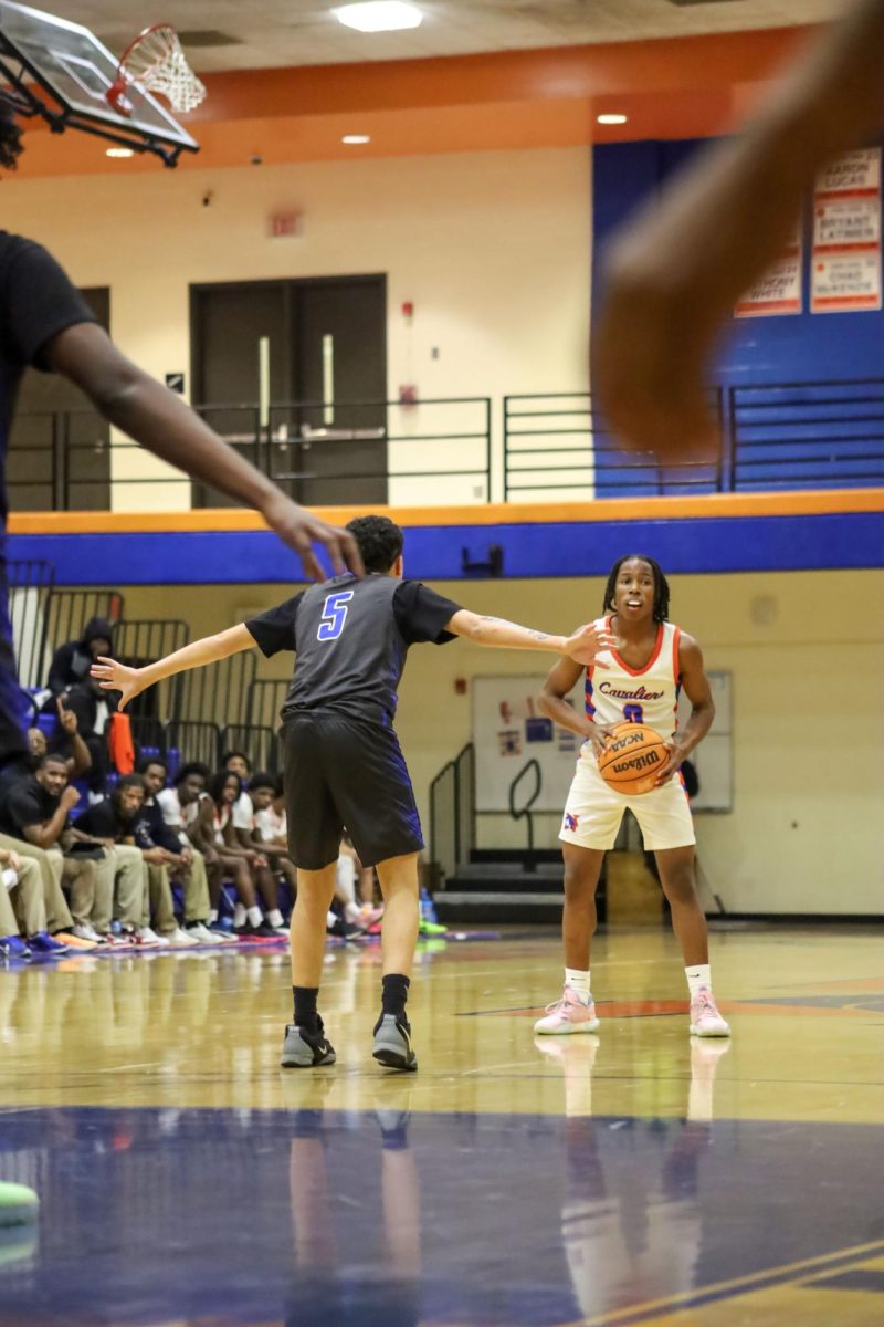 Junior Carl Parrott with the ball for the Cavaliers.

Junior Carl Parrott con el balón para los Cavaliers.