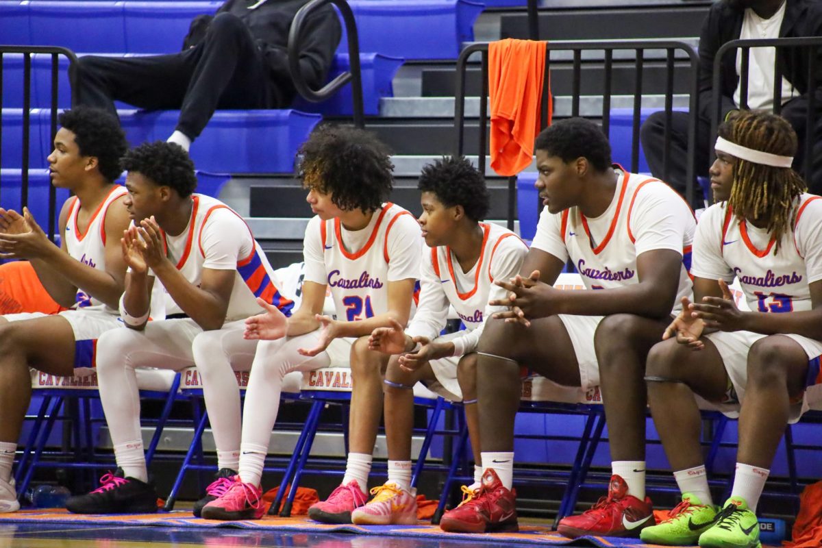 Northeast players sit down on the bench.

Los jugadores del noreste se sientan en el banquillo.