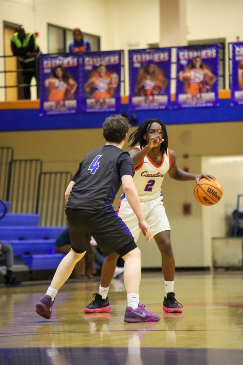 Junior Ethan Ard with the ball for the Cavaliers.

Ethan Ard, de tercer año, con el balón para los Cavaliers.